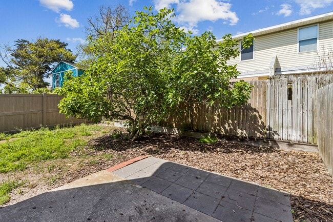 Building Photo - Adorable Beach Townhouse Close to Downtown