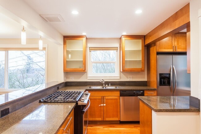 Building Photo - Beautiful 4 Bedroom Home in Queen Anne!
