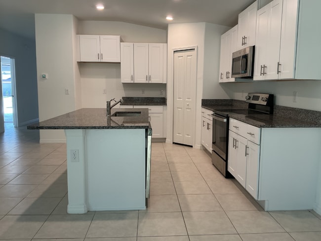 Building Photo - Spacious 4BR Single-Story in Lakeland