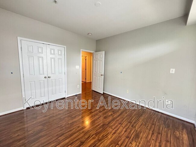 Building Photo - 2561 Eastbourne Dr