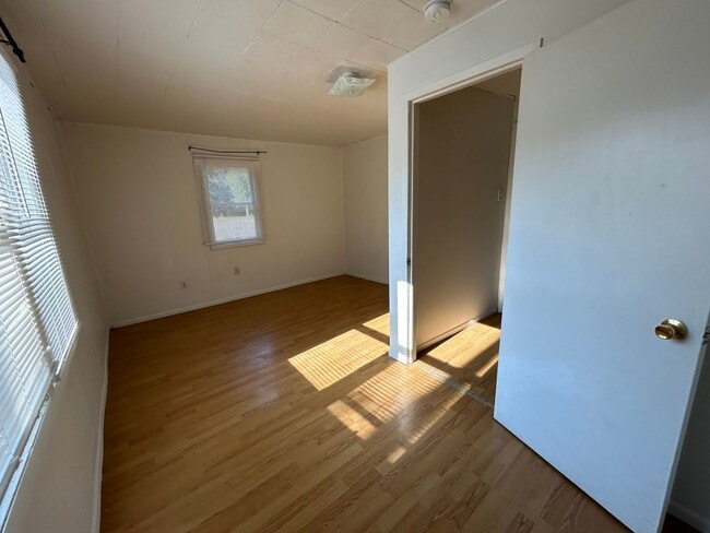 Building Photo - Large 2 Bed 1 Bath House with Fenced Yard and Washer Dryer Hookups