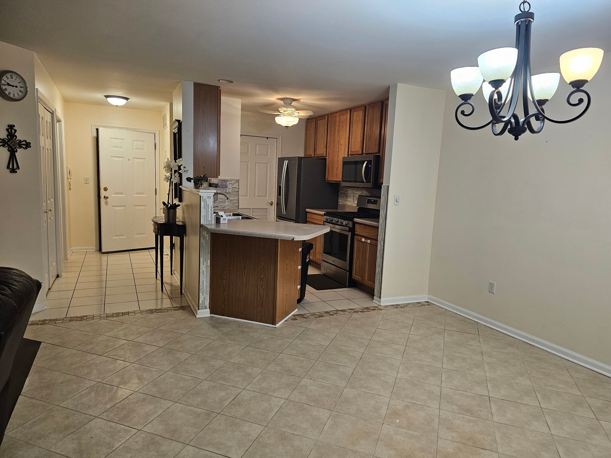 Building Photo - 607 Cambridge Ct