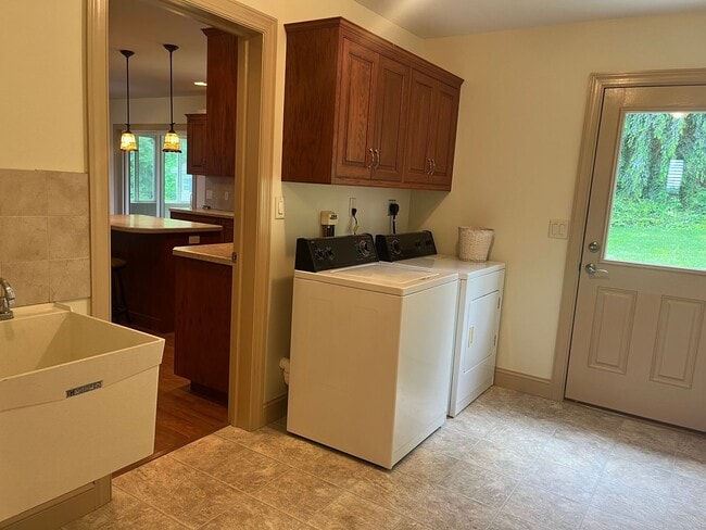 Building Photo - Now Leasing – Beautiful Well Maintained 3-...