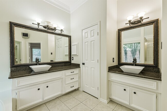 Building Photo - 7718 Trophy Pl Dr