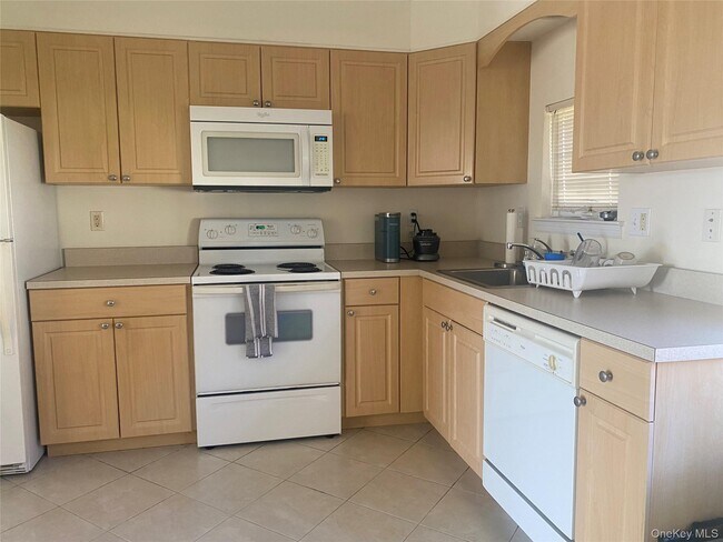 Building Photo - 594 W Montauk Hwy