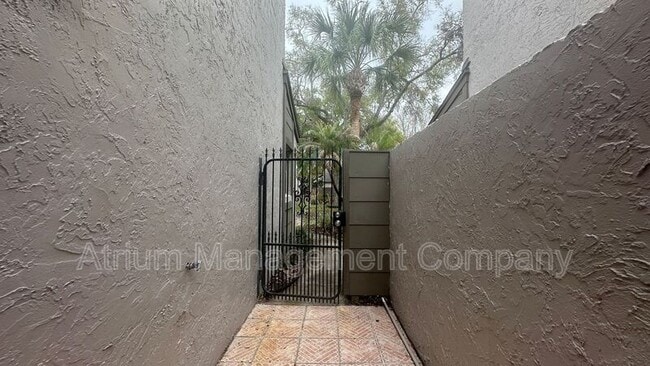 Building Photo - 1532 N Carolwood Blvd