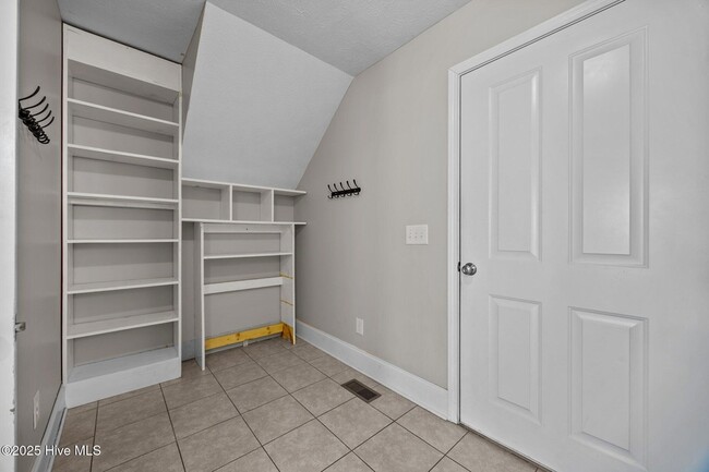 Building Photo - 123 Lightwater Dr