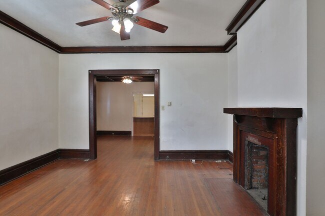 Building Photo - Central Campus - LARGE 4 Bedroom House with off-street parking