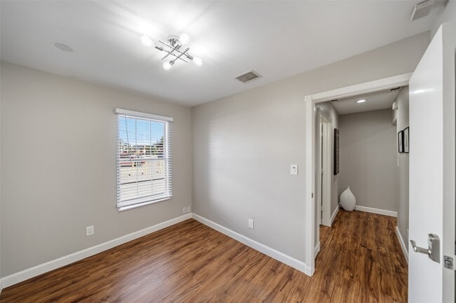 Building Photo - 2009 N Durham Dr