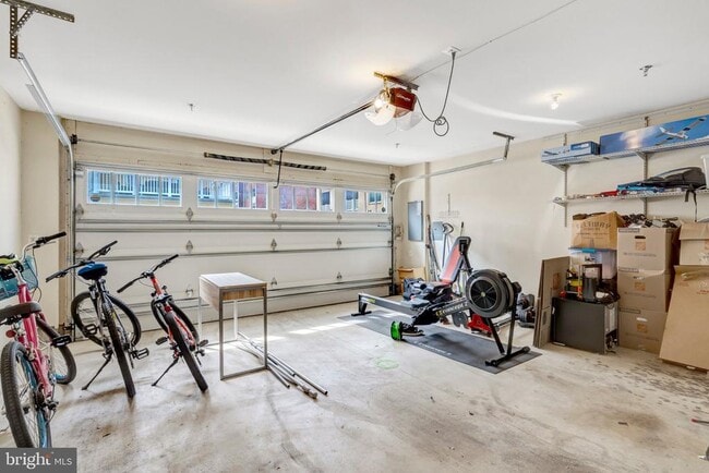 Building Photo - 711 McKenzie Ave