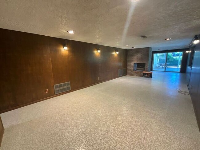 Building Photo - 4 bdrm 3 bth plus a Den/office Home 2 Car ...