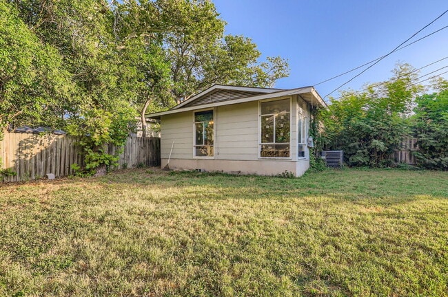 Building Photo - 1423 Westmoor Dr