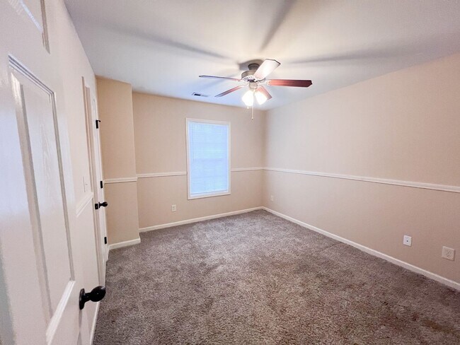 Building Photo - 2 Bedroom 1.5 Bath Townhome