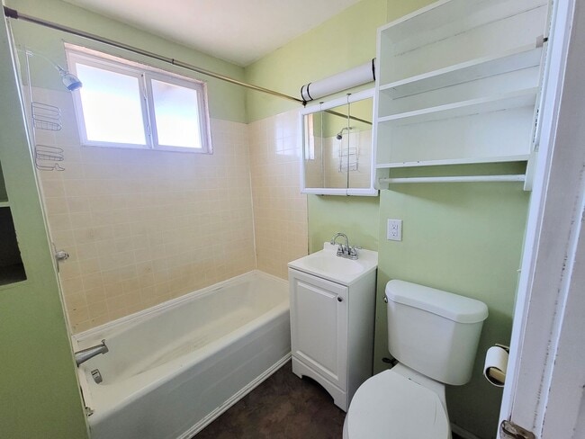 Building Photo - Pre-leasing for June! - 6 bed/3 bath Near Campus