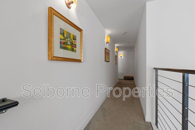 Building Photo - 33 Clementina St