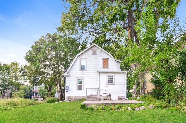 Building Photo - Newly Renovated Single Family Home - GREAT Mpls Location!