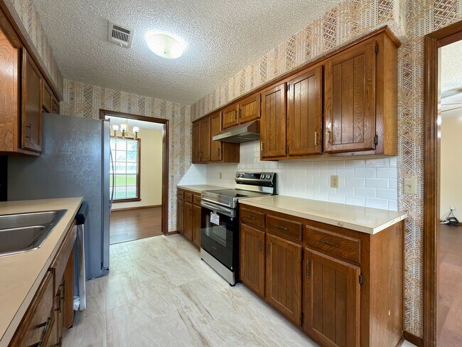 Building Photo - Gorgeous Brick Home for Rent! - 3 Bedroom, 2 Bath, 2 Car garage - 1,797 sf