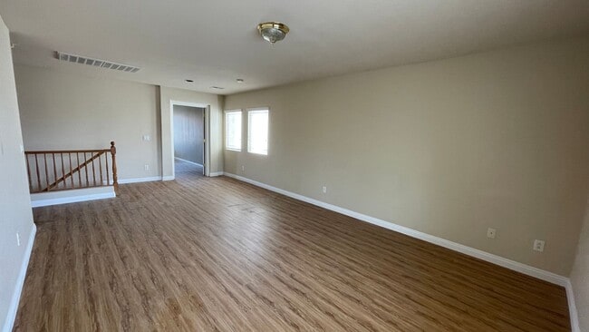 Building Photo - 2 STORY, 2,729 SQ FT HOME, 4 BEDROOMS, 3 BATHROOMS, A LOFT AND A 2 CAR GARAGE IN HENDERSON