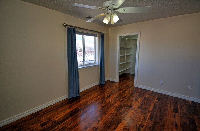 Building Photo - NE Heights Home