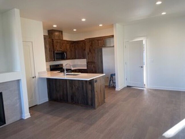 Building Photo - End unit Pahlish Townhome!