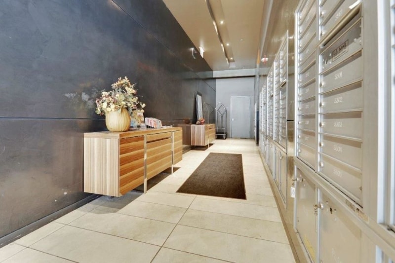 Building Photo - 553 N State St