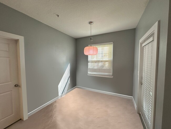 Building Photo - Spacious 1bedroom 1 bath condo in The Quar...