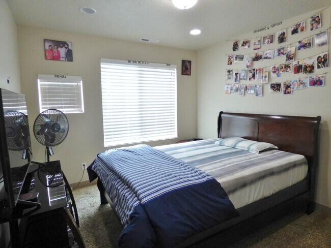 Building Photo - Great 4 Bd 3.5 Bath Townhome