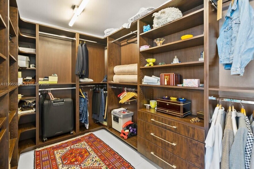 Building Photo - 1000 Venetian Way