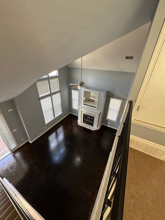 Building Photo - Move In Ready! Newly Refinished Floors! Upgraded Fixtures!