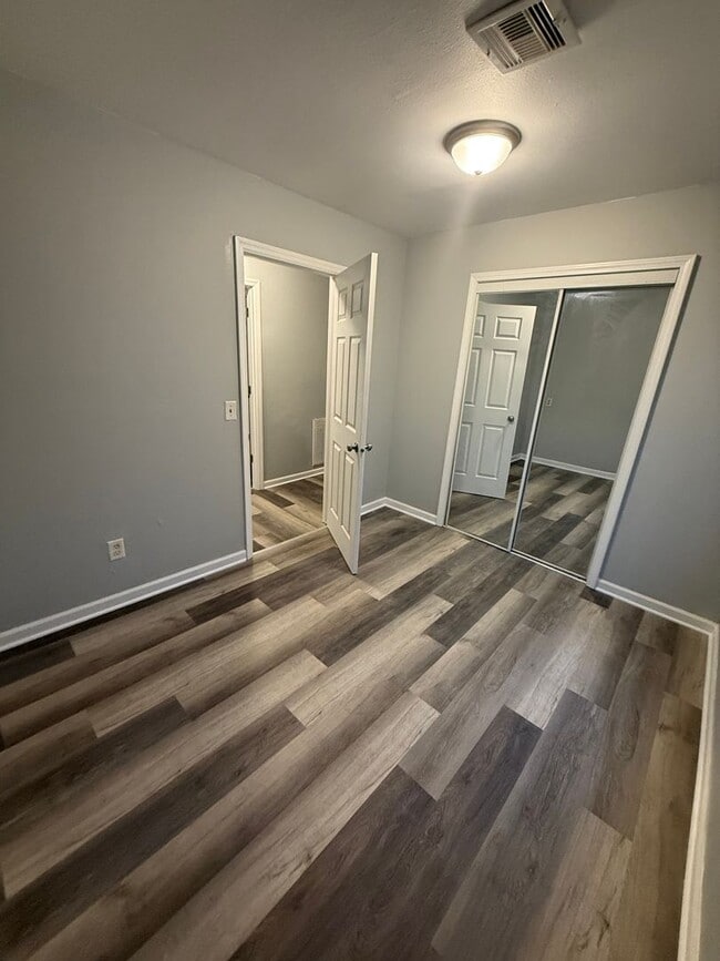 Building Photo - 406 S Oak St