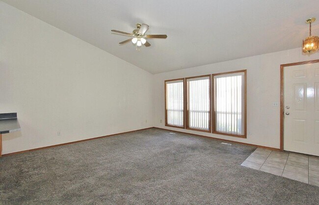 Building Photo - Single-Level Unit w/1-Car Garage
