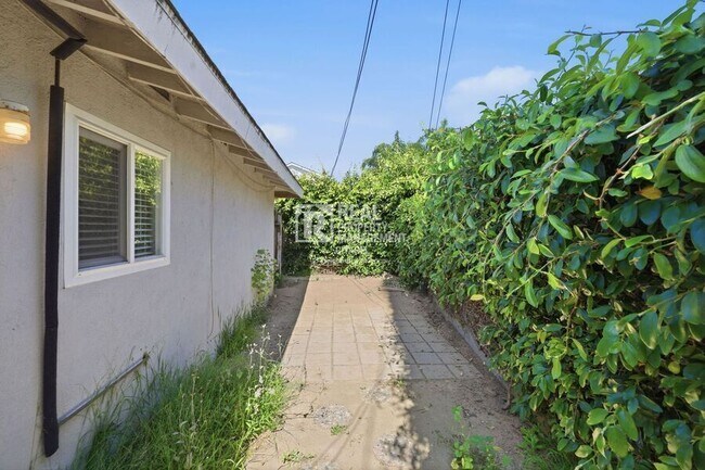 Building Photo - 186 E 21st St