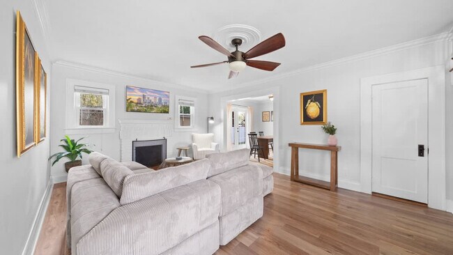 Building Photo - 720 1/2 West Woodlawn Avenue-SI ID1271939P