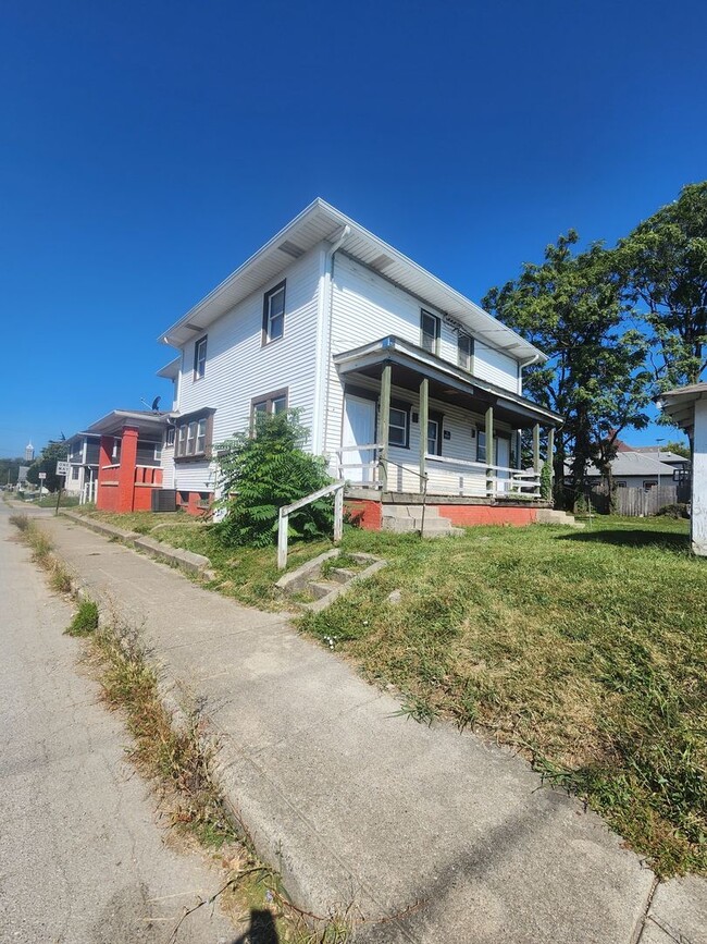 Building Photo - Beautiful Large Three Bedroom with 1.5 Bat...