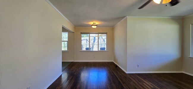 Building Photo - Sun filled Sunset Heights 3 Bed!