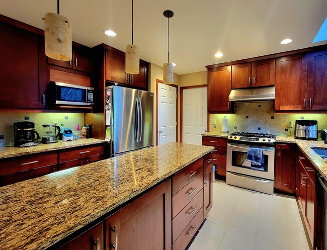 Building Photo - Stunning 4bd centrally located in desirable Ridgetop area