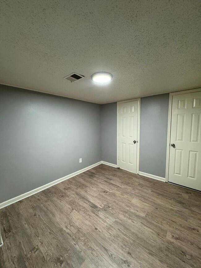 Building Photo - Sweet 3 bedroom, 1.5 bathroom duplex in In...