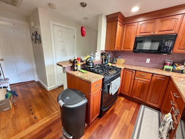 Building Photo - 176 Upland Ave