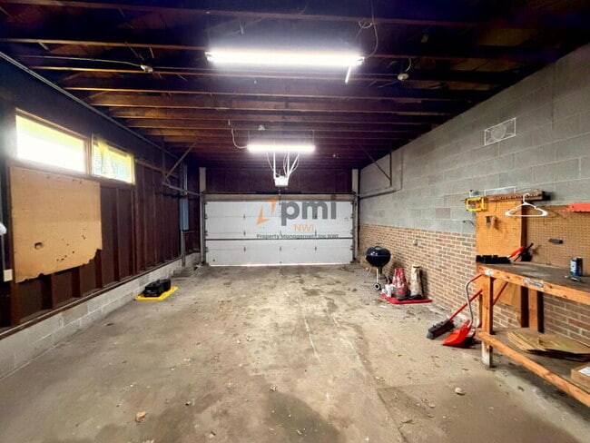 Building Photo - 330 E 69th Pl