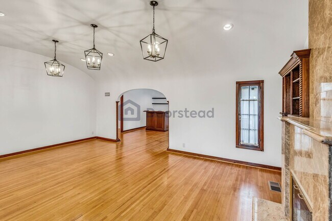 Building Photo - 603 S Mansfield Ave