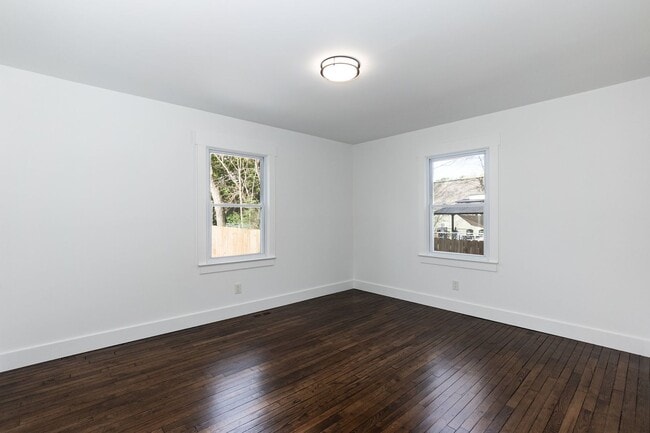 Building Photo - Three Bedroom Home!