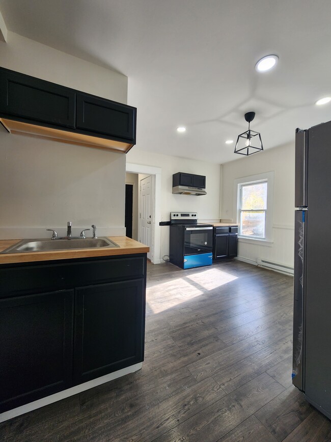 Building Photo - 135 Willow St