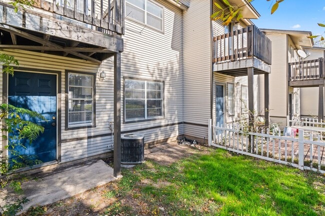 Building Photo - River Crossing ATX - Townhome - 2bd/2.5ba - W/D - Close to Downtown - $1395