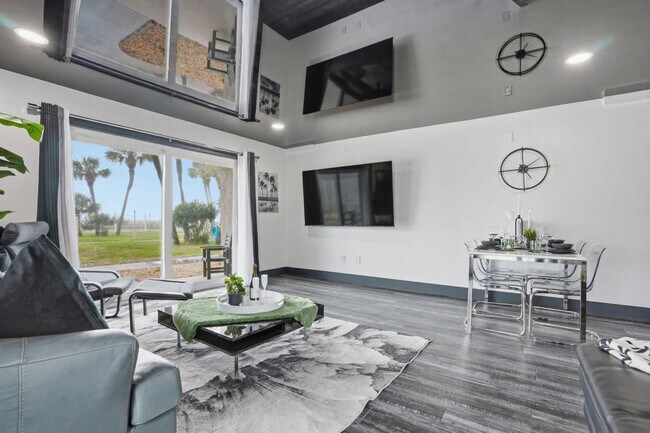 Building Photo - 8743 Thomas Dr