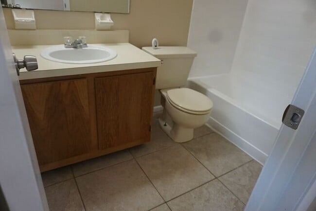 Building Photo - 2 Bedroom Townhome Near NAS