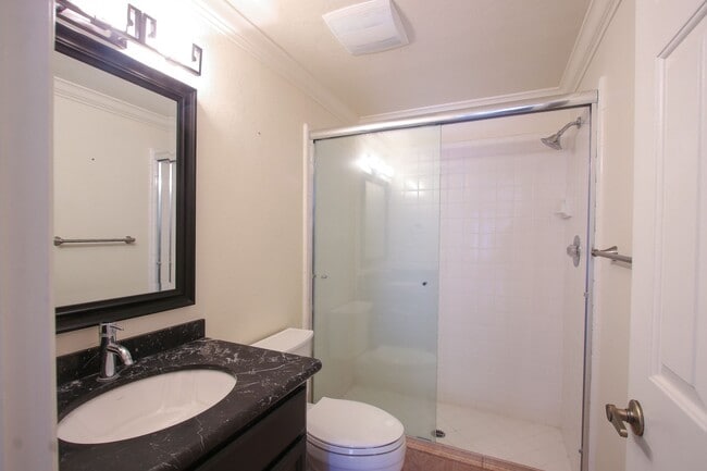 Building Photo - Large 4BR 3BA Updated Home in Quiet Neighb...