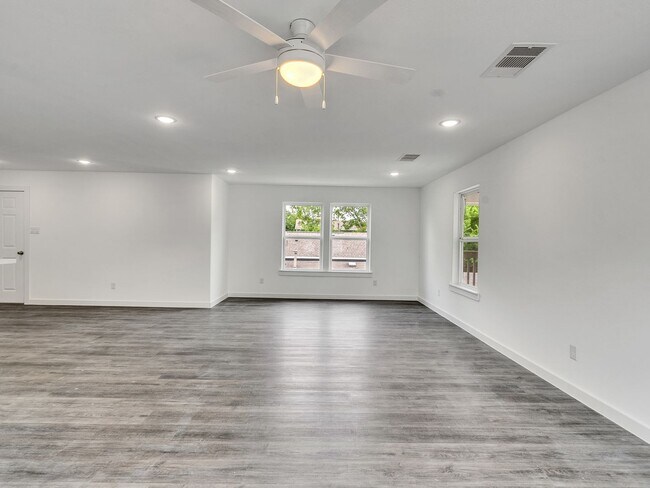 Building Photo - ? Spacious & Stylish 3-Bed Home – Garage Included! ?