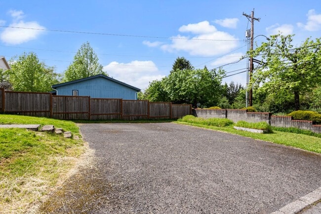 Building Photo - 3 BR Home near Springwater Trail and Powel...