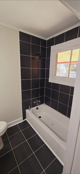 Building Photo - 614 Cleveland St