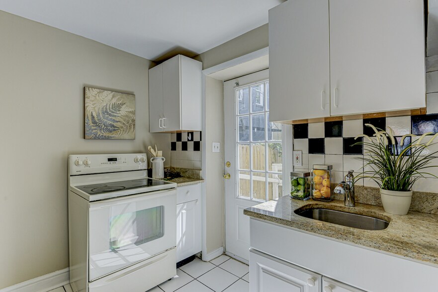 Building Photo - 1736 Light St